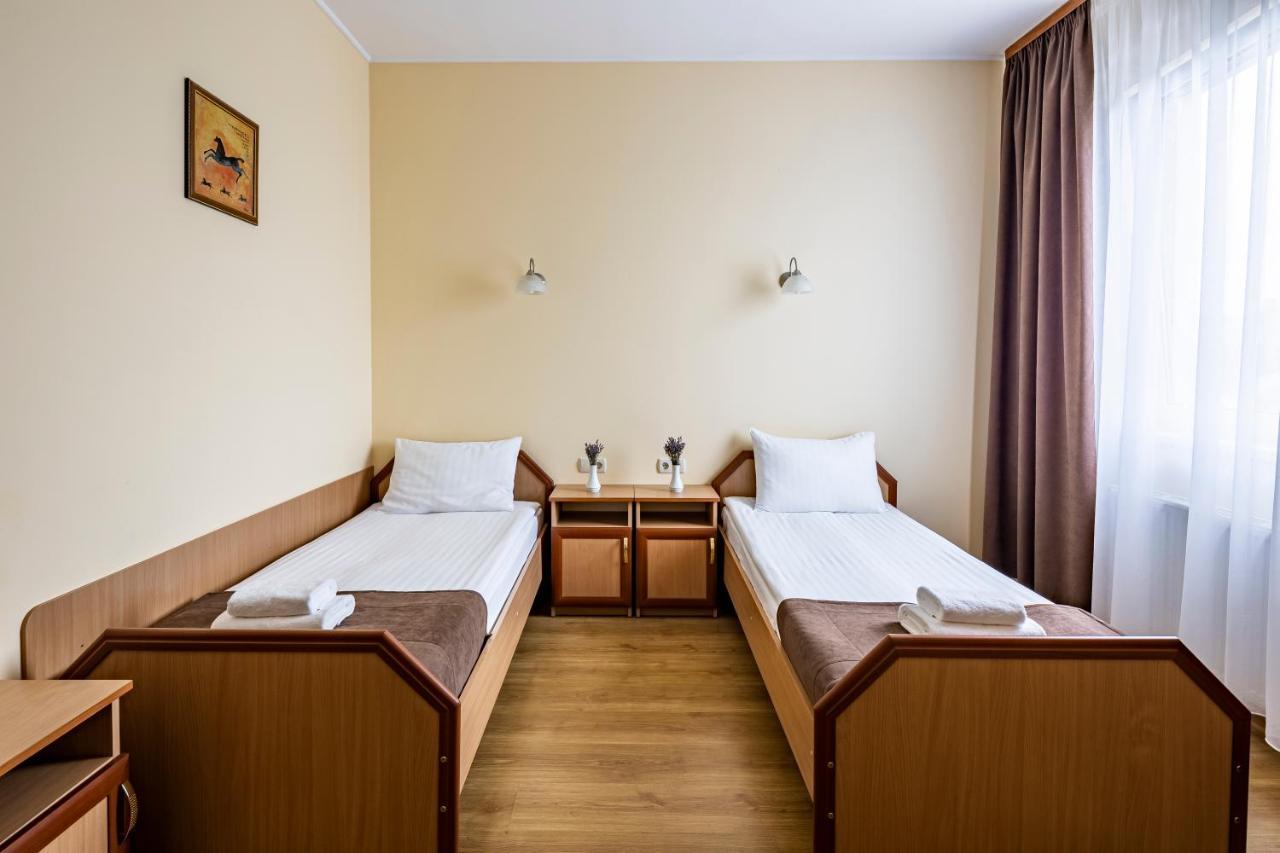 Hotel Galaktika Vynnyky エクステリア 写真