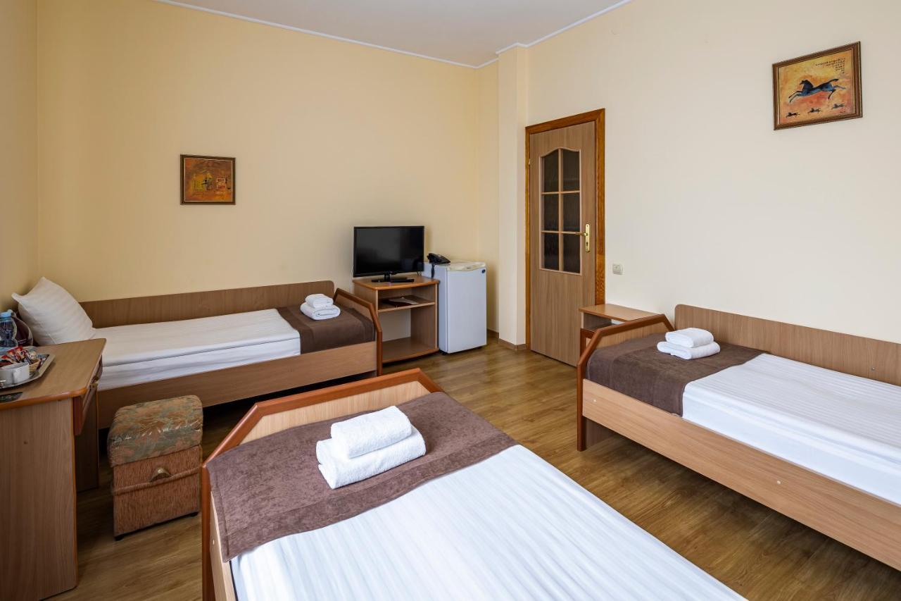 Hotel Galaktika Vynnyky エクステリア 写真